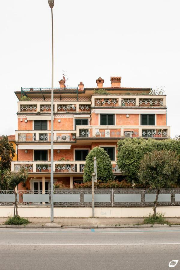 2-Bedroom Apt, With Balcony & Aircondition - 50 M From The Beach Marina di Pietrasanta Εξωτερικό φωτογραφία
